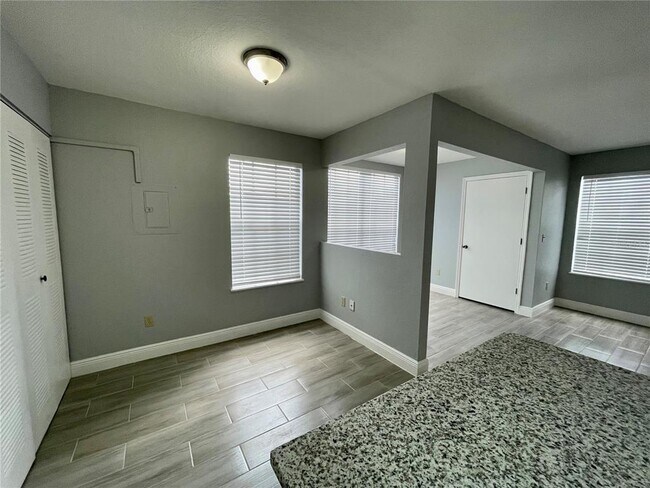 Building Photo - 1612 Columbia Arms Cir