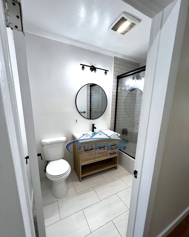 Building Photo - Spacious 3-Bedroom 1.5 Bath with a Large B...