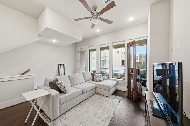 Building Photo - 2401 Crawford St