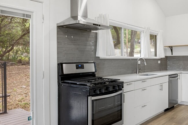 Building Photo - Charming Hilltop Cottage in Grey Forest