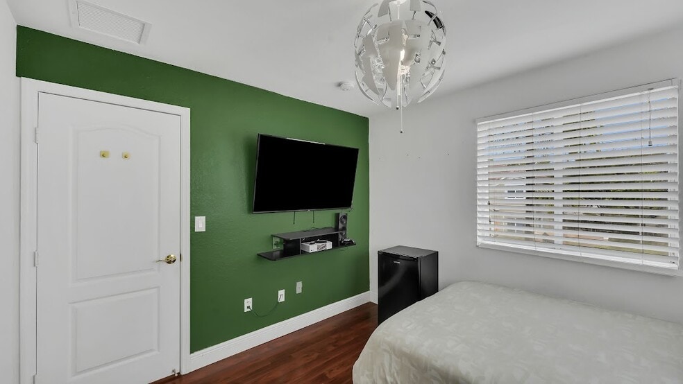 Building Photo - 2342 SE 10th St