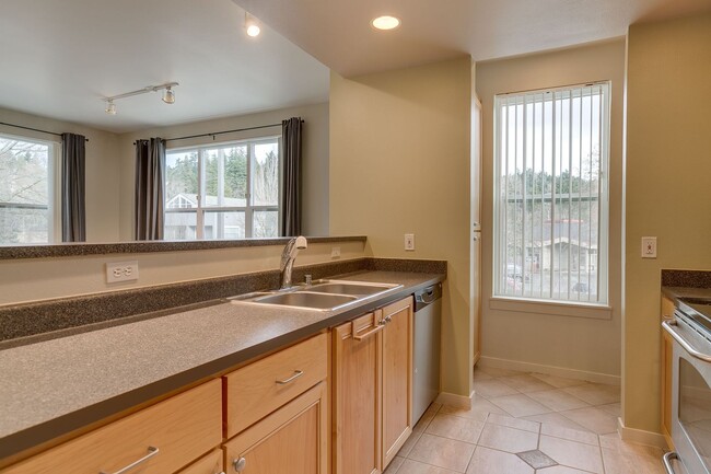 Building Photo - Spacious 2 bedroom Condo in Downtown Redmond