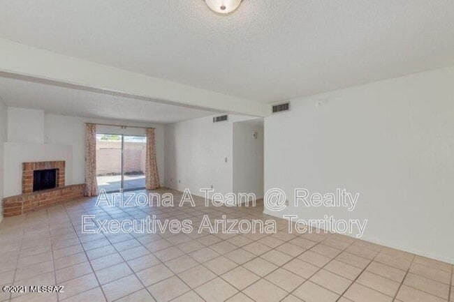 Building Photo - 4210 E Presidio Rd