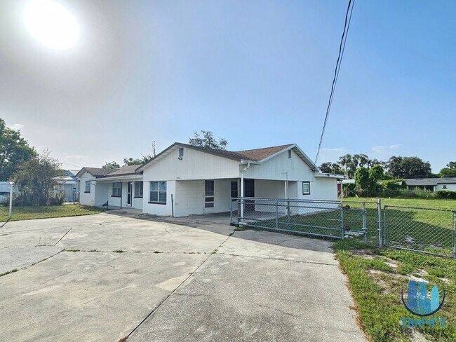 Building Photo - 4 Bedroom, 3 Bath HOUSE with a detached 1 Bedroom and 1 bath in Lakeland *MOVE-IN SPECIAL*