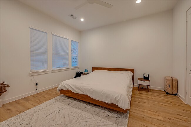 Building Photo - 8911 Knoll Villas St