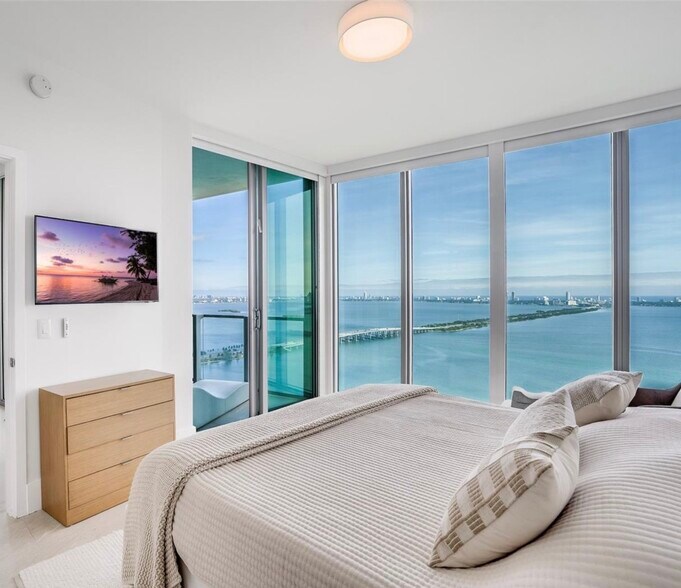 Building Photo - 2900 NE 7th Ave