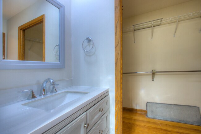 Building Photo - 5715 N Cicero Ave