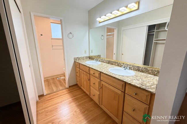 Building Photo - Spacious 4 Bedroom Home in San Mateo Hills with Dual Primary Suites