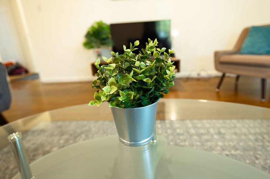 Building Photo - 240 E Hedding St