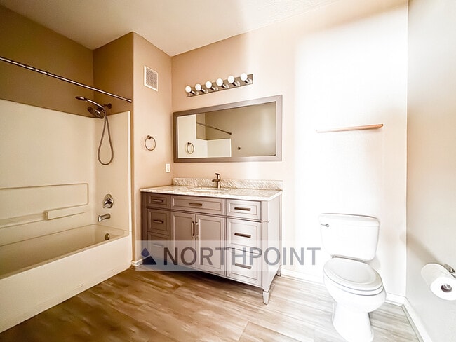 Building Photo - 2 Bed 2 Bath Condo - 9 foot ceilings with ...