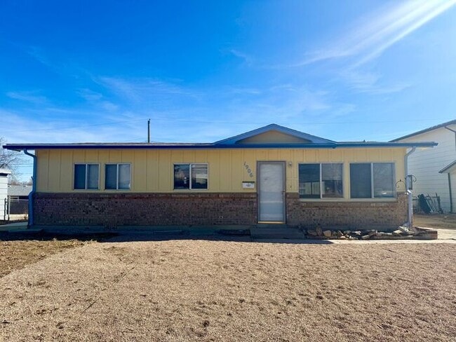 Building Photo - Large 3 Bedroom, 1 Bath Ranch Style Home in South Loveland, CO