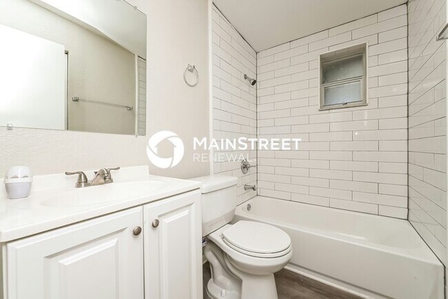 Building Photo - 3 Bedroom Pet-Friendly Home in Tampa, FL with Main Street Renewal