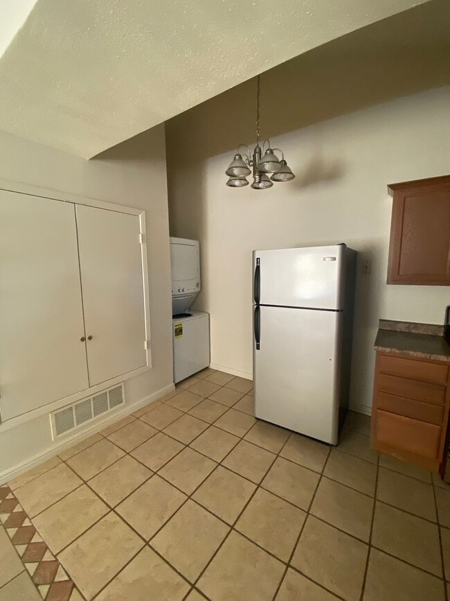 Building Photo - Cute 2 bedroom, 2 bath duplex, spacious ba...