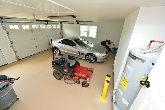 Building Photo - 817 Englewood Dr