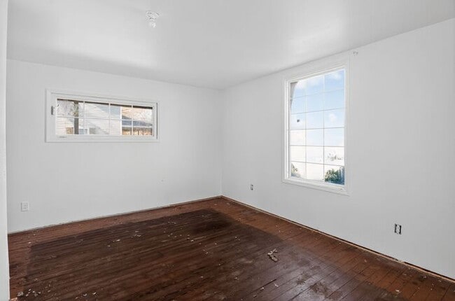 Building Photo - 2405 W 10th St