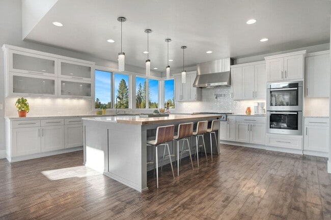 Building Photo - Beautiful home in the gated community of Tetherow