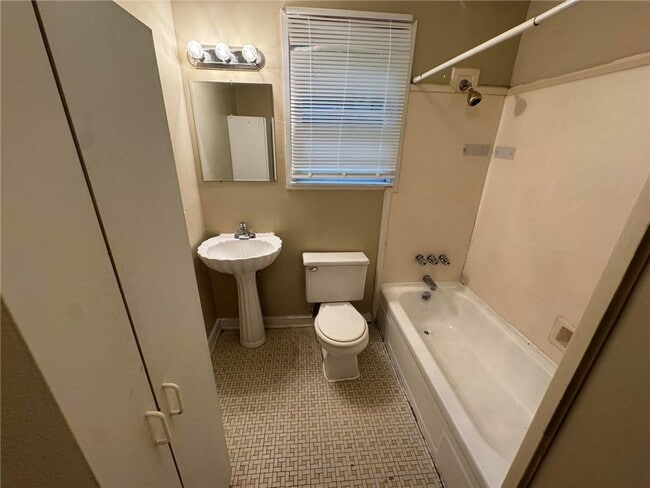 Building Photo - 4670 Rosewood Dr