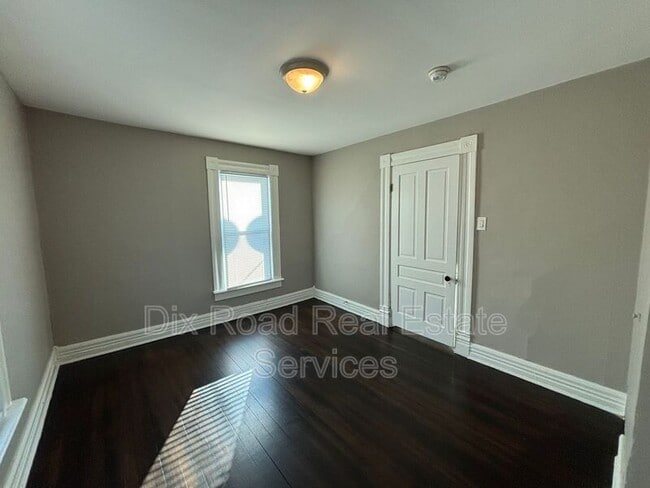 Building Photo - 304 Stanley St