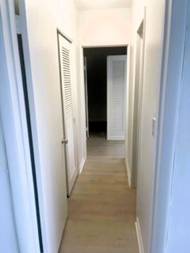 Building Photo - Updated 1 Bedroom 1 Bath Condo - Steps from Fort Lauderdale Beach!