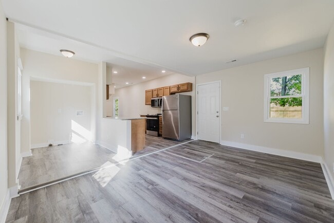 Building Photo - Beautiful Renovated 3 Bedroom and 2 Bathroom Home