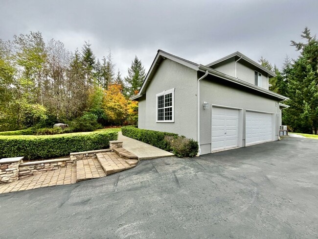 Building Photo - Seabeck Heights Home with Pickle Ball Court!