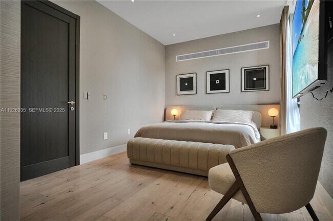 Building Photo - 5501 Pine Tree Dr