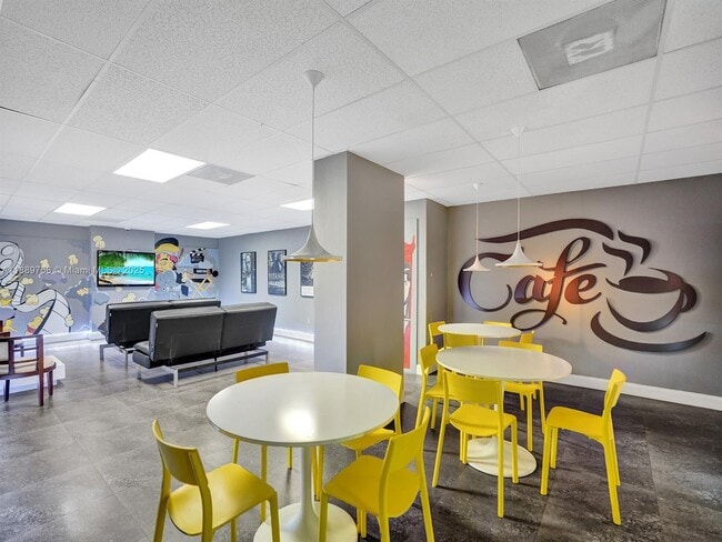 Building Photo - 200 Leslie Dr