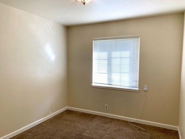 Building Photo - Cozy Three Bedroom, Two Bathroom Home with 2-Car Garage in S. Natomas