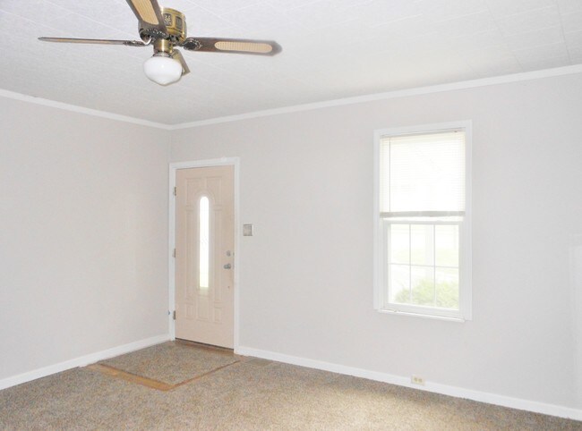 Building Photo - 130 School St