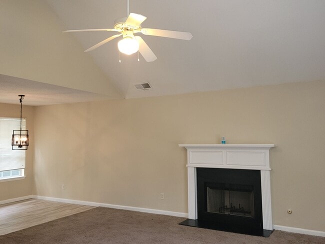 Building Photo - Great In-Law Suite Property - Master on Up...
