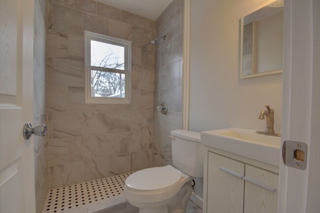 Building Photo - 2 BED 1 BATH HOUSE FOR RENT