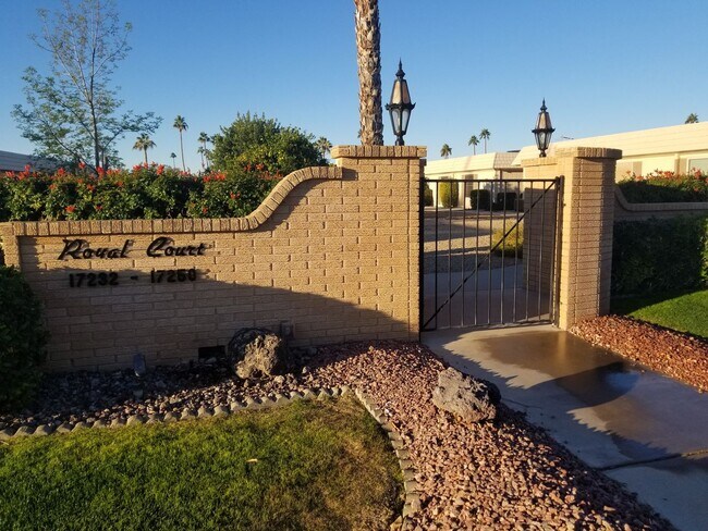 Building Photo - Spacious 2 bedroom 2 bath Condo