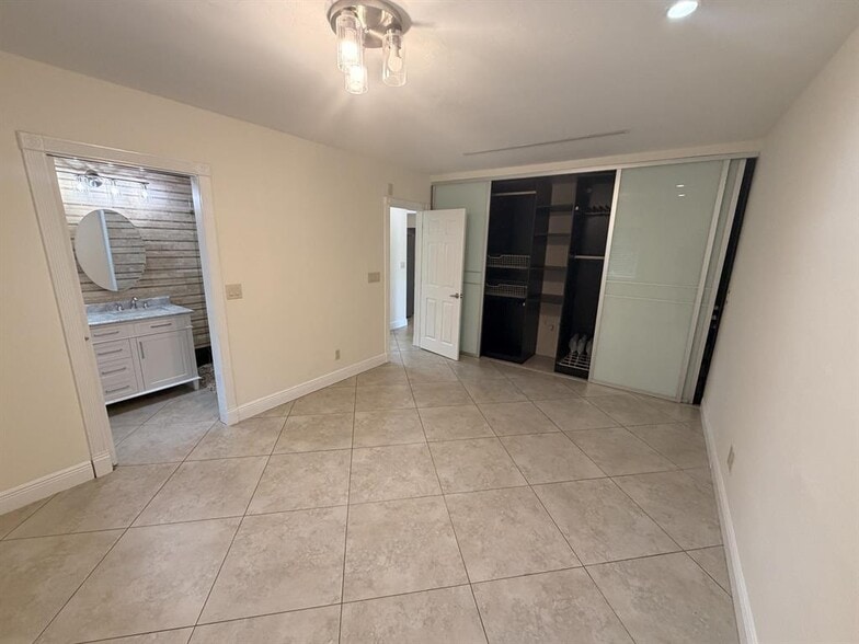 Building Photo - 2018 NE 14th Ct