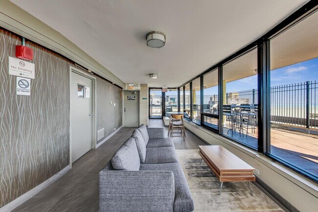 Building Photo - 2930 N Sheridan Rd