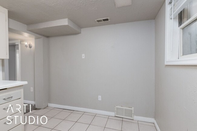 Building Photo - 28th Duplex