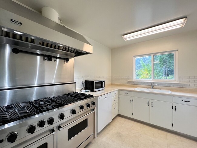 Building Photo - Three Bedroom St. Helena Home with Stunnin...