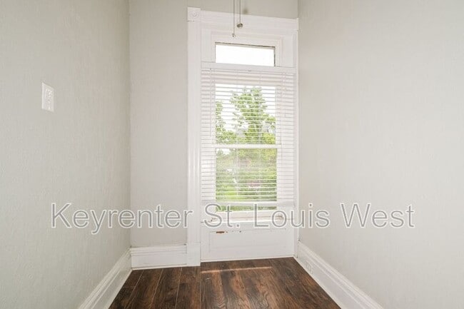 Building Photo - 2821 Henrietta St