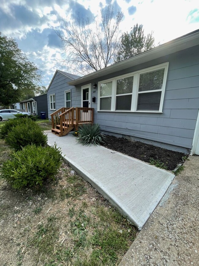 Building Photo - Charming 3-Bedroom Home with Spacious Fenced Backyard!