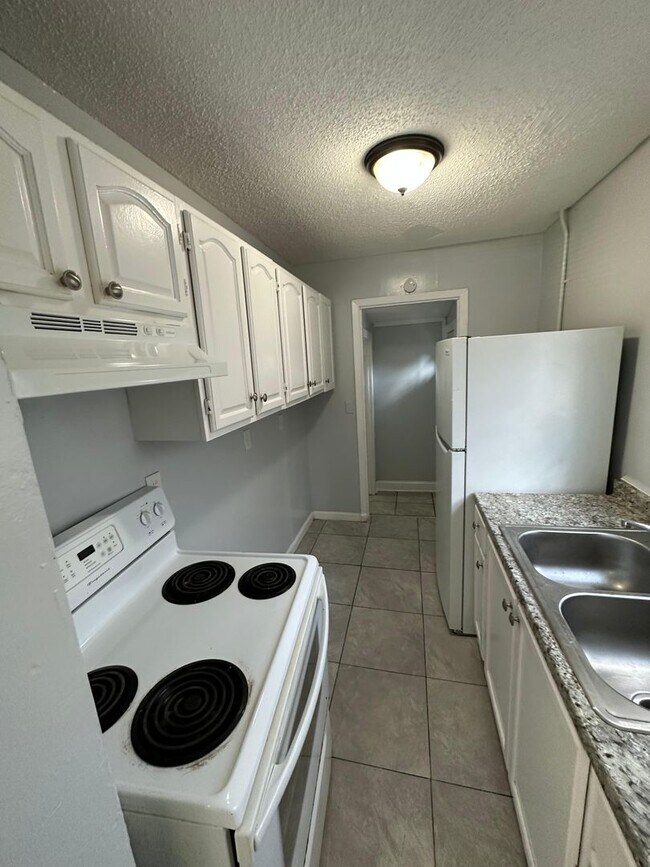 Building Photo - Fully Renovated 3/1 Single Family Ready fo...