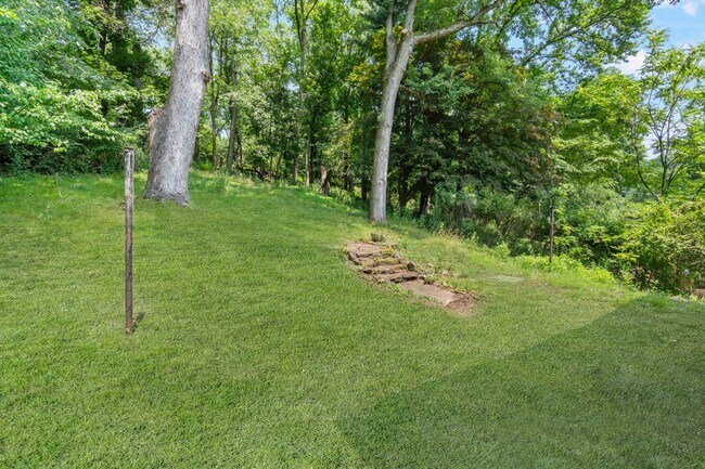 Building Photo - AVAILABLE NOW! RENOVATED 3-BEDROOM!