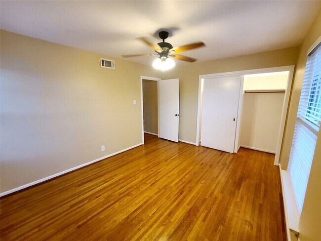 Building Photo - 1830 Viewcrest Dr