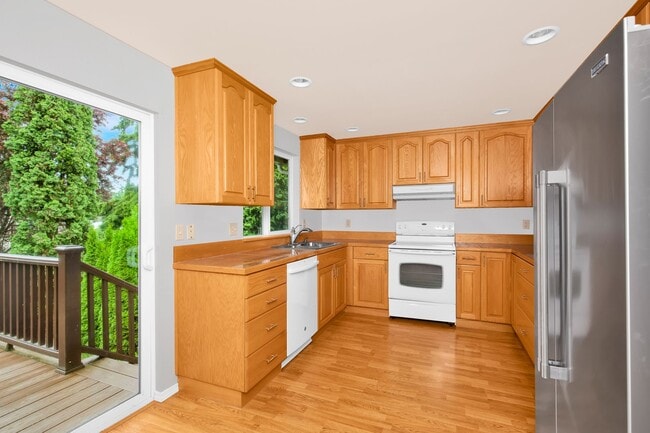 Building Photo - 4 Bedroom 3 Bath Split Level Kirkland