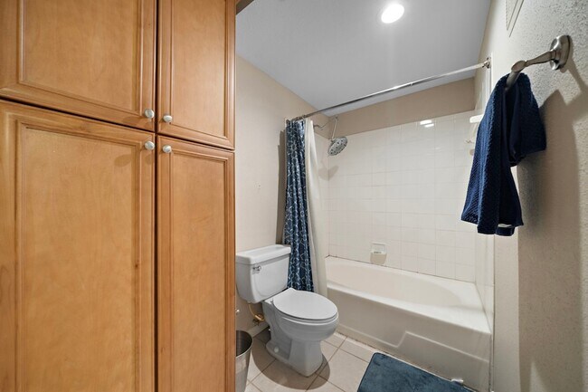 Building Photo - 2255 Braeswood Park Dr