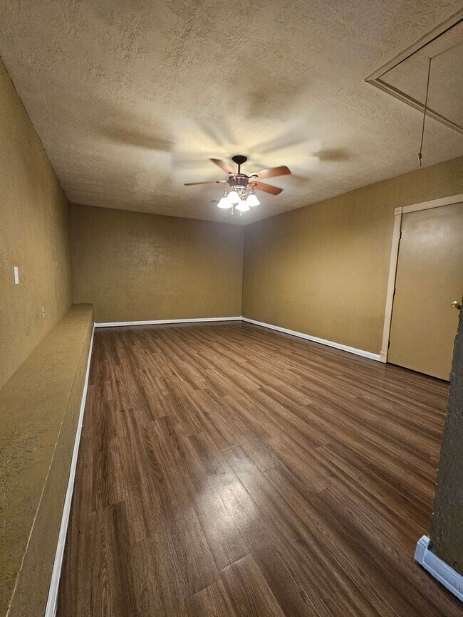 Building Photo - (3) Bed/(1.5) Bath Avail NOW! Pet Negotiable!