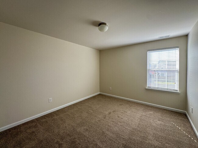 Building Photo - Lovely 5 Bed 3 Bath Home with Community Amenities