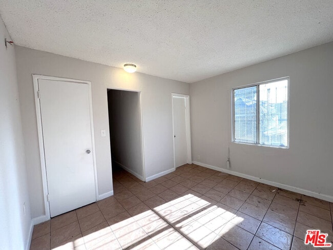 Building Photo - 823 E 111th Dr
