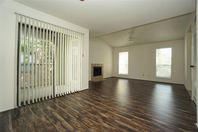 Building Photo - One bedroom condo, leasing now!