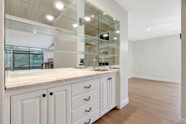 Building Photo - 13692 Cross Pointe Dr