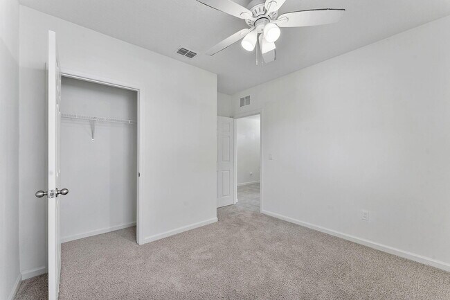 Building Photo - 357 SE Oakridge Dr