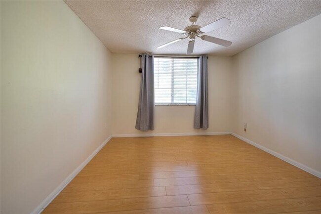 Building Photo - 4808 N State Rd 7